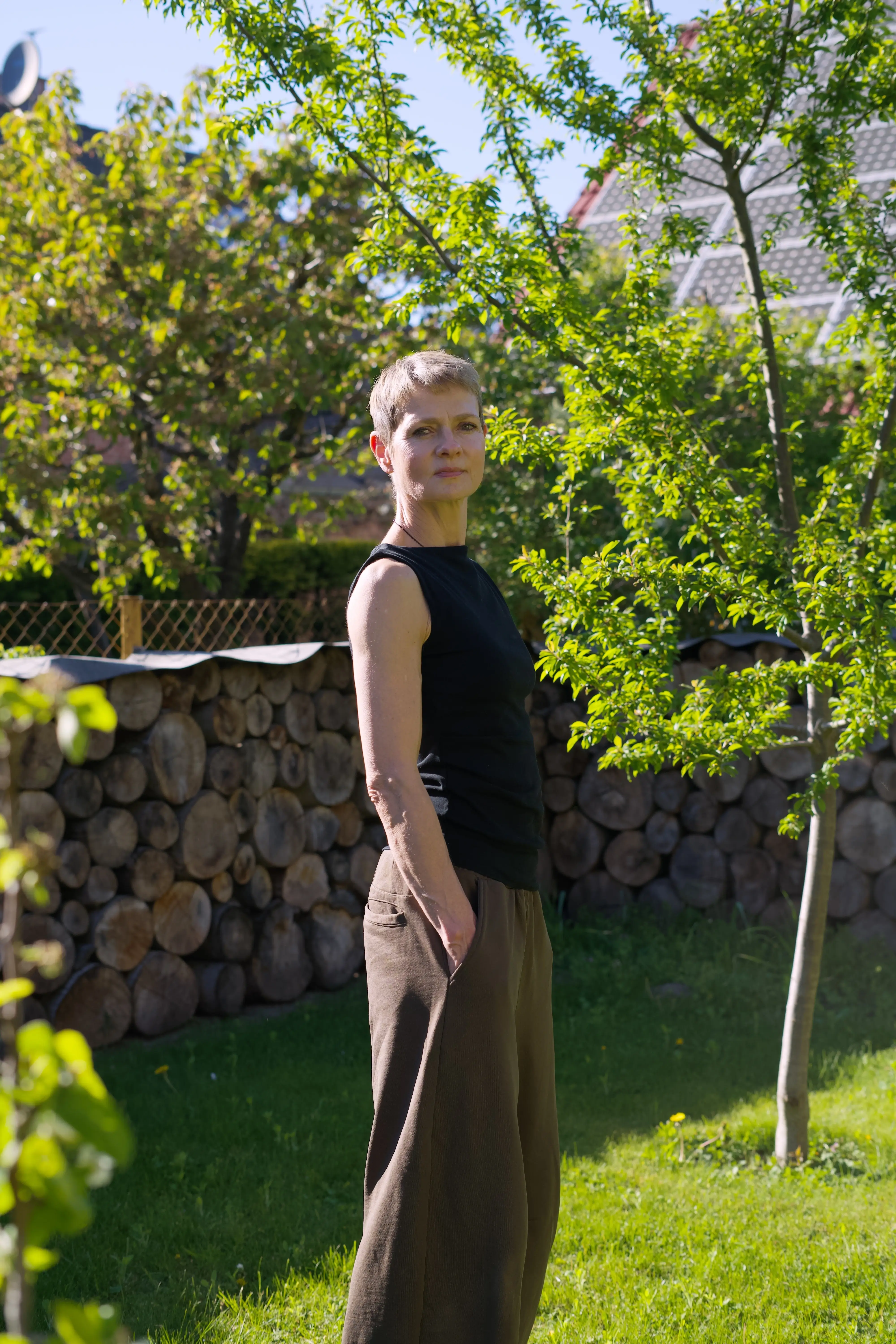 Osteopathin Jeannette Aporius im Garten hinter der Praxis in Fredersdorf